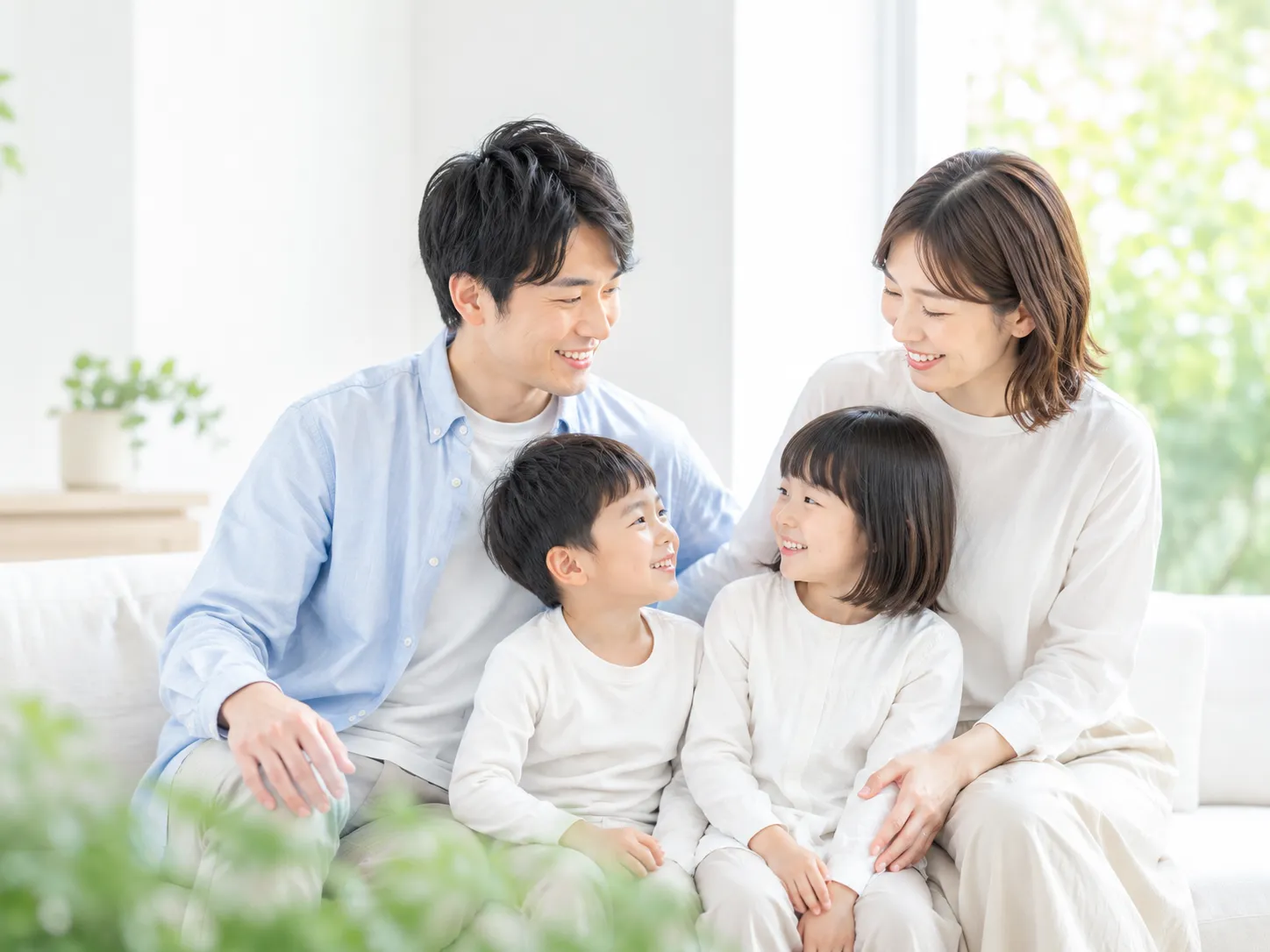 家族の安心と将来への備えをイメージした生命保険の写真